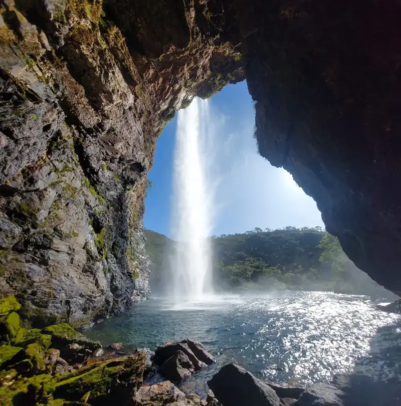 Cachoeira vista de dentro da gruta