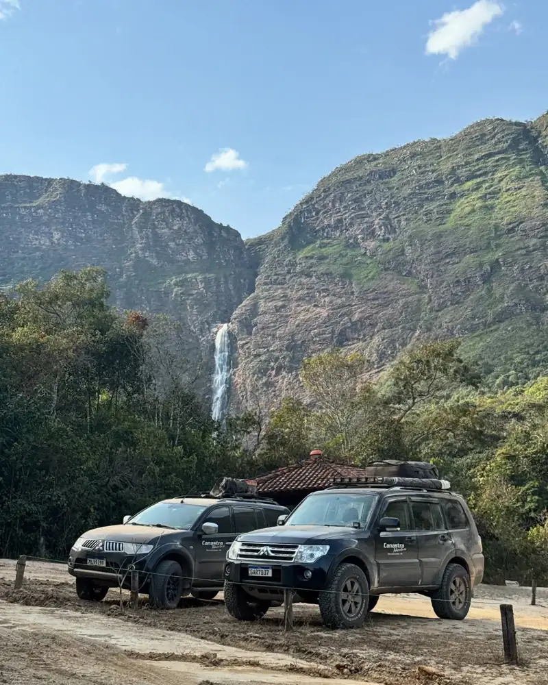 Caminhonetes da Canastra Adventure com a Cachoeira Casca d'Anta ao fundo