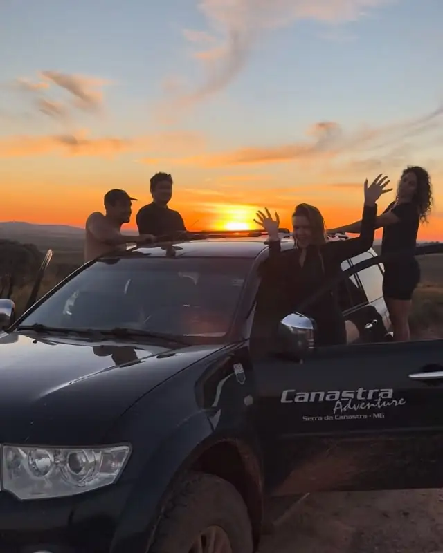 Grupo em cima de uma caminhonete da Canastra Adventure no pôr do sol